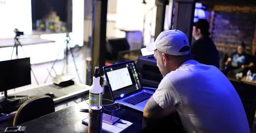 Eventos inteligentes: como uma montadora de stands pode integrar soluções digitais e presenciais